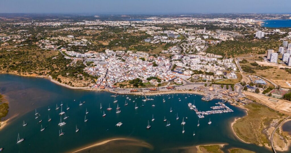 Reise-Outfit Tipps — Stylish und praktisch unterwegs