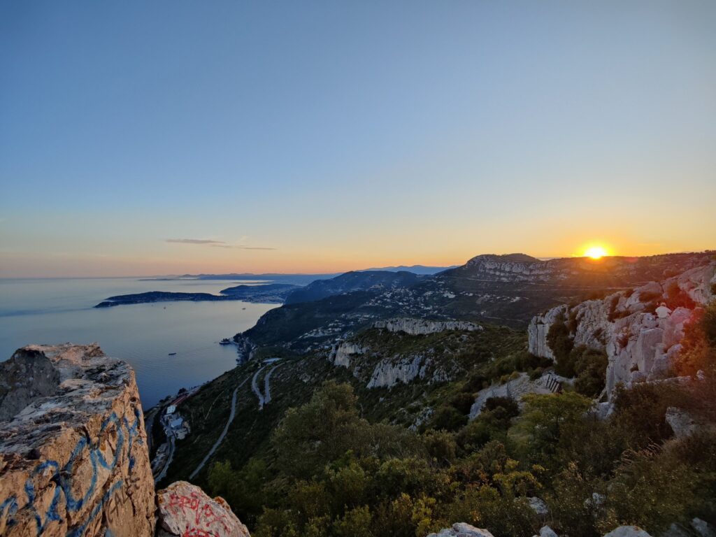 Sonne am Horizont über der Küste bei Cap-d'Ail