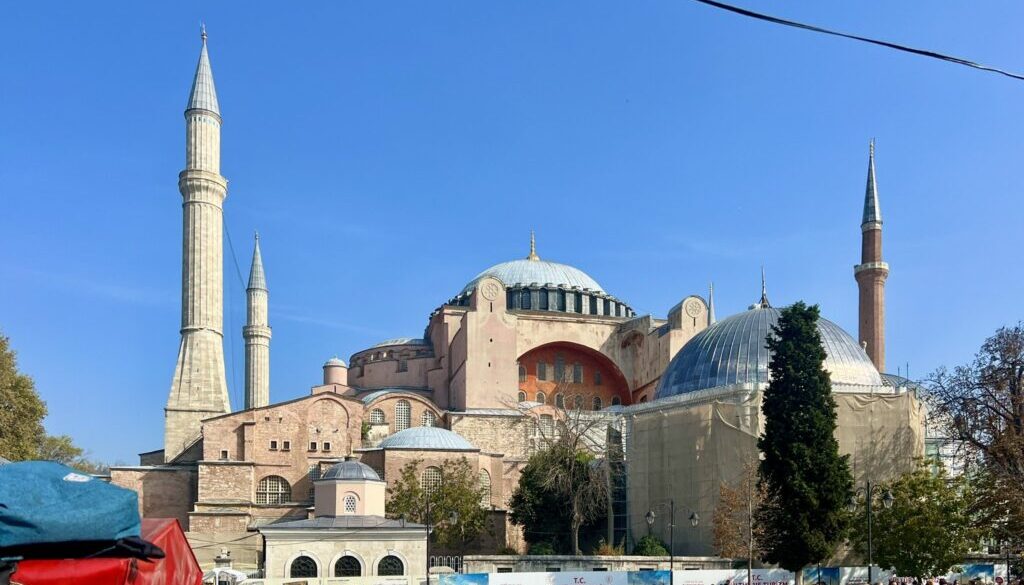 istanbul-titel-hagia-sophia-2048 Hagia Sophia in Istanbul under a blue sky with minarets