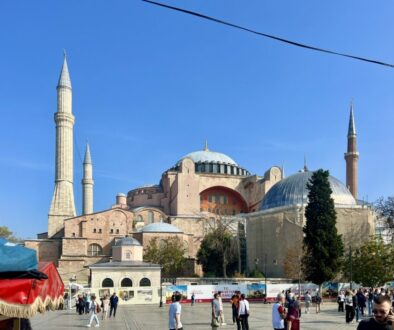 istanbul-titel-hagia-sophia-2048 Hagia Sophia in Istanbul under a blue sky with minarets